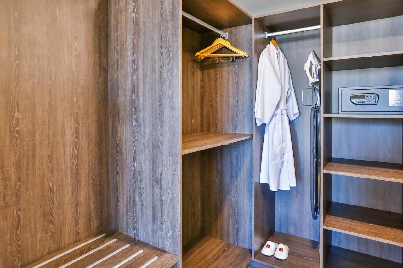 Transamerica Collection Гояния Экстерьер фото A wardrobe
