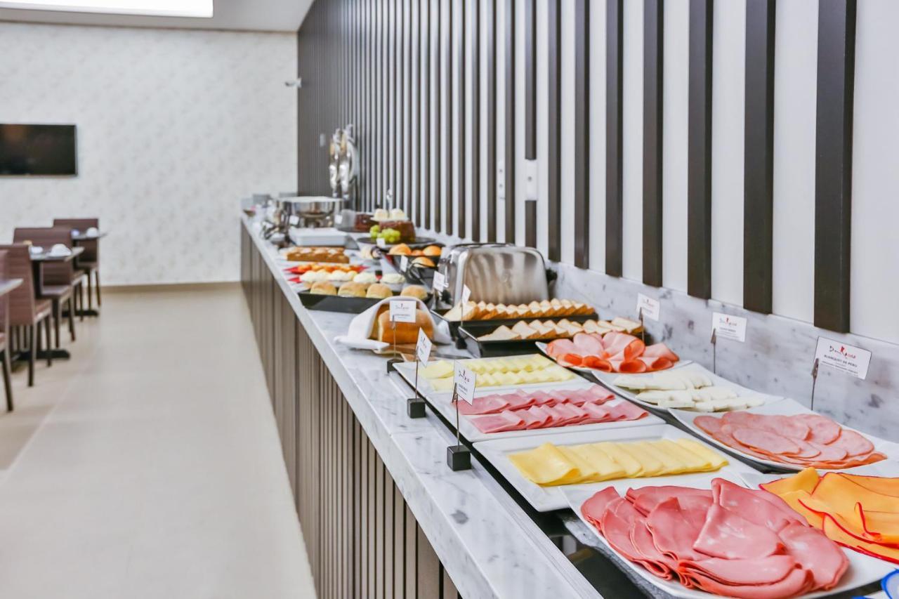 Transamerica Collection Гояния Экстерьер фото A buffet at a hotel