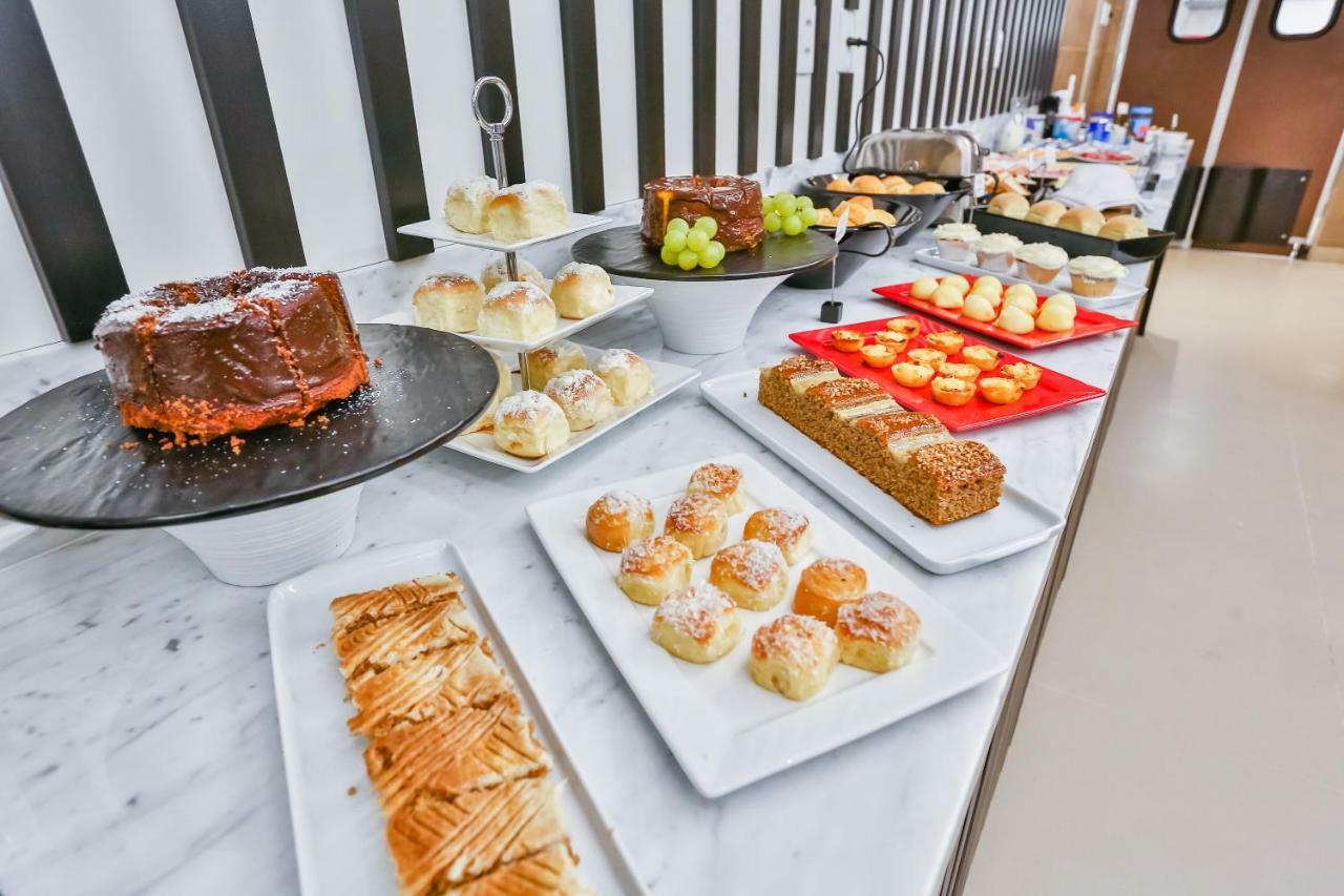 Transamerica Collection Гояния Экстерьер фото A selection of cakes at a buffet