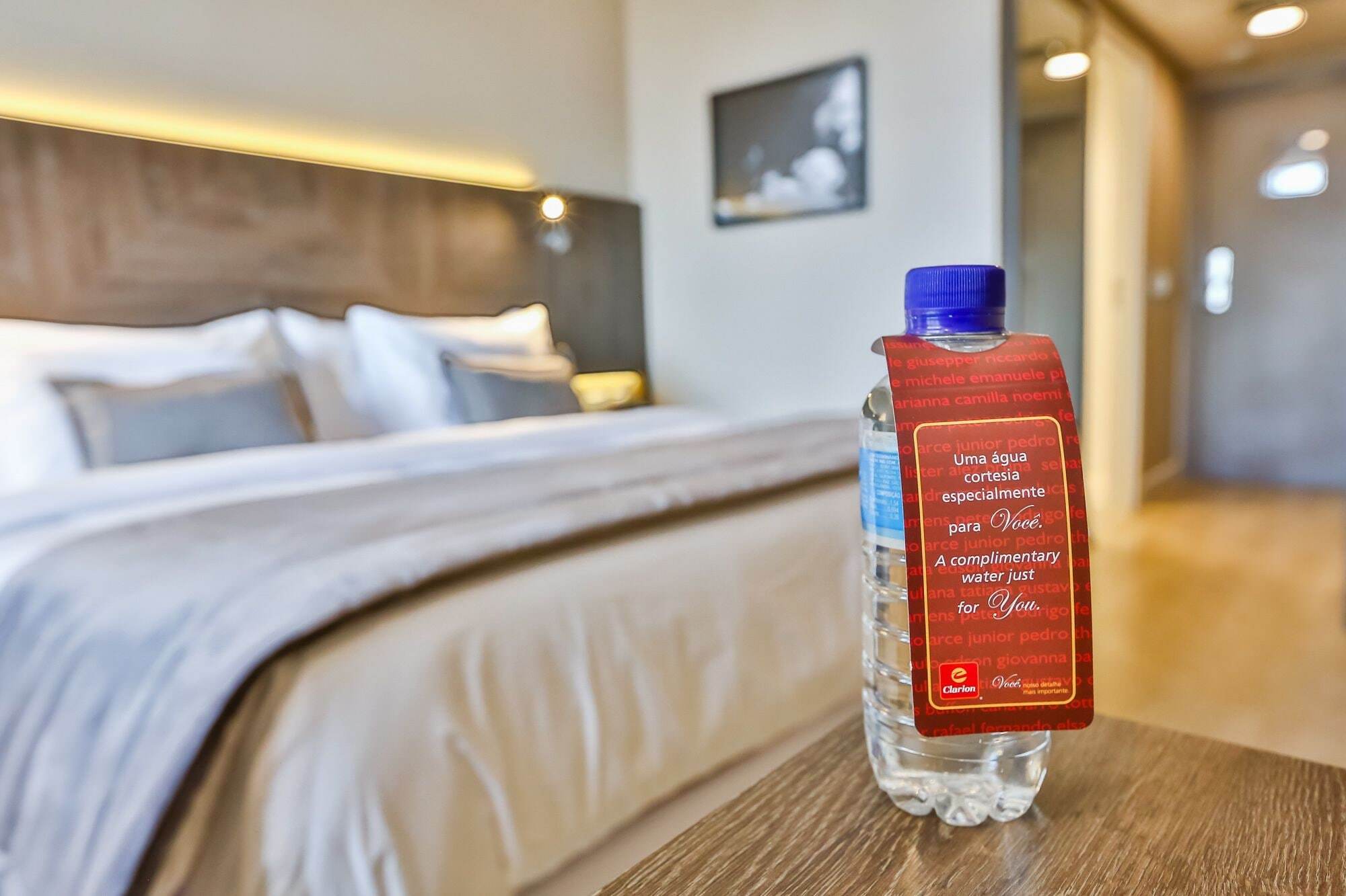 Transamerica Collection Гояния Экстерьер фото A bottle of water in a hotel room